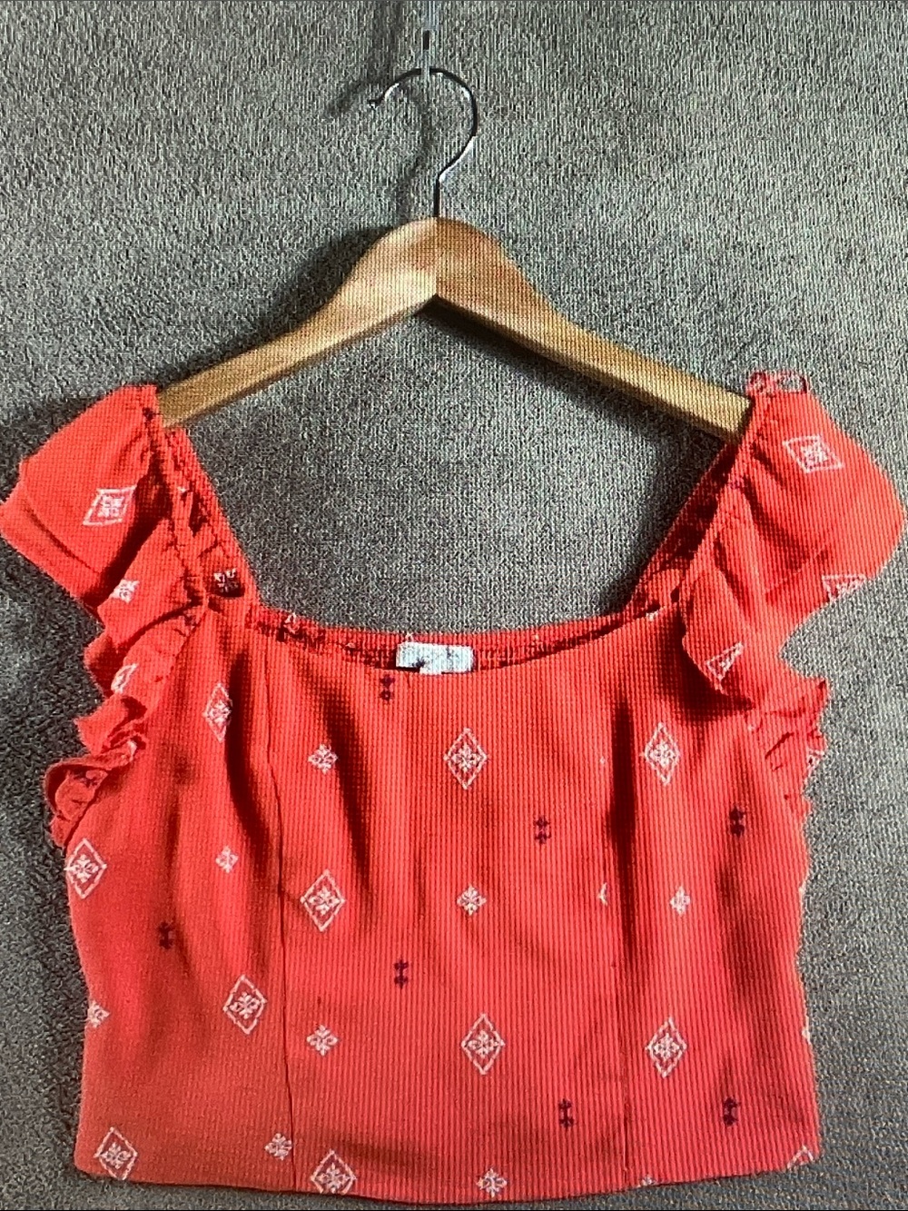 sofia by sofia vergara Red Printed Ruffle-Sleeve Crop Top